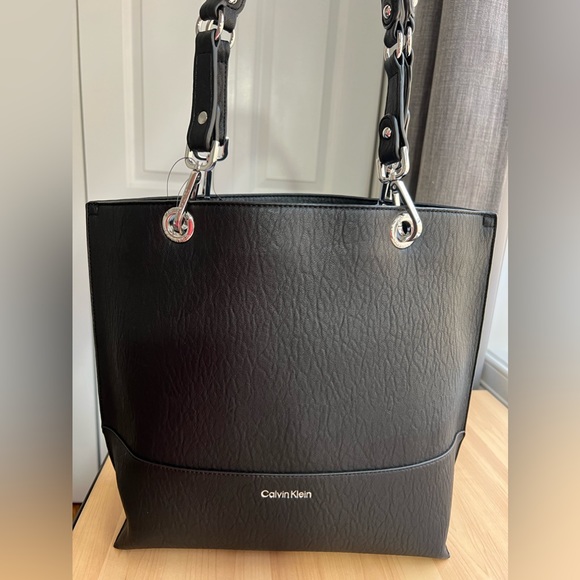 CALVIN KLEIN - purse color black leather with silver hardware. - Picture 4 of 15